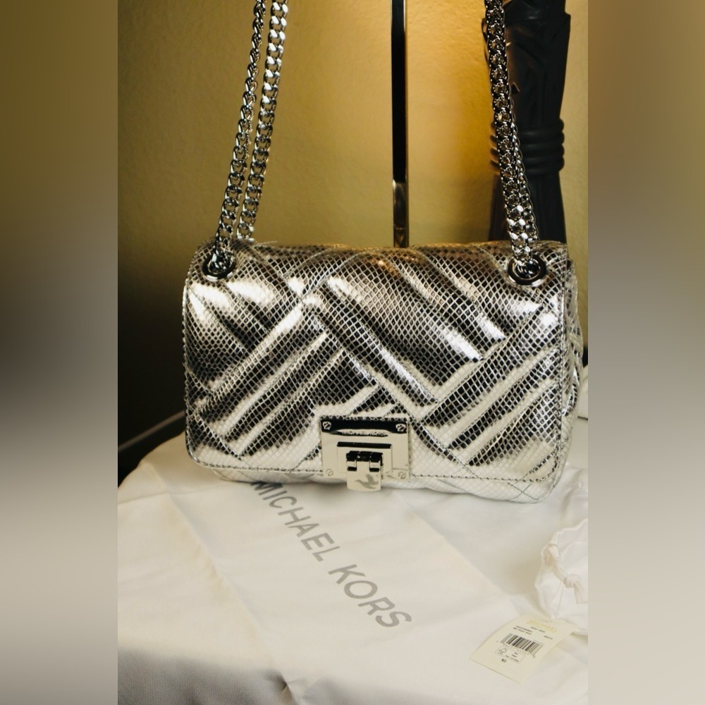 “HOST PICK” MICHAEL KORS Metallic Silver Quilted Leather with a Chain Strap - Picture 17 of 17